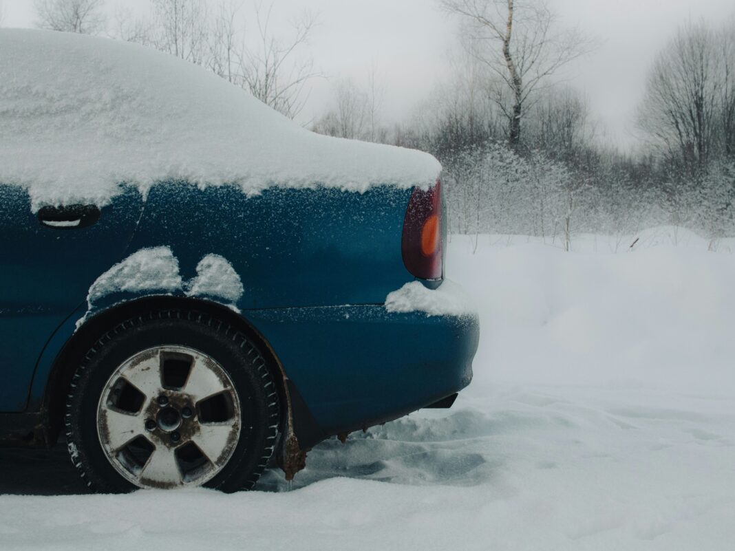 annie-smurova-jbk4nTO8YxU-unsplash winter car